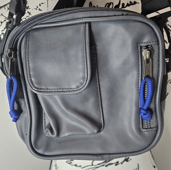 No boundaries square crossbody bag - Picture 1 of 7